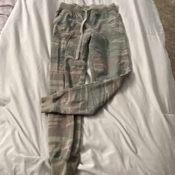 Z Supply Camo Joggers - Picture 2 of 6